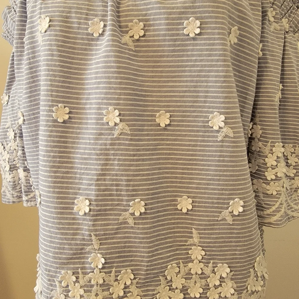 A New Day Blue and White off the shoulder top with daisies M - Picture 2 of 3